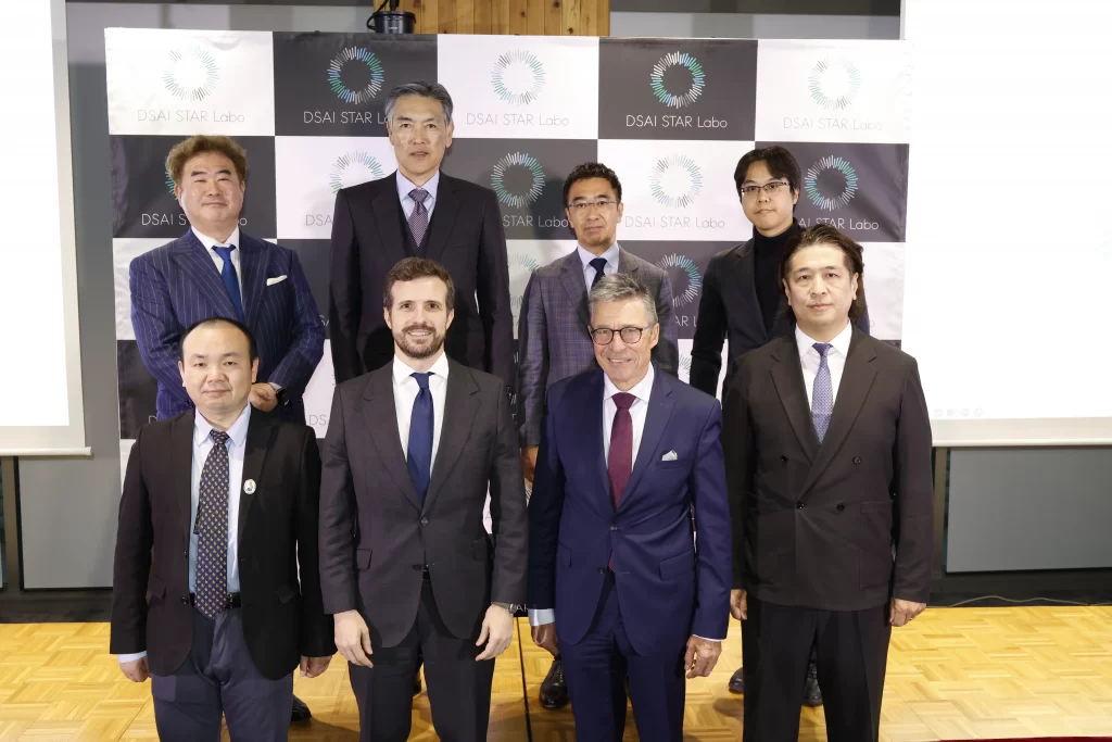DSAI STAR Labo設立記念セレモニーに登壇した関係者後列左より古谷知之教授、伊藤公平慶應義塾長、蟹江憲史教授、南澤孝太教授、前列左よりYu Xiong教授、Pablo Casado Blanco取締役会長、Anders Fogh Rasmussen氏、石原紀彦代表取締役社長執行役員CEO